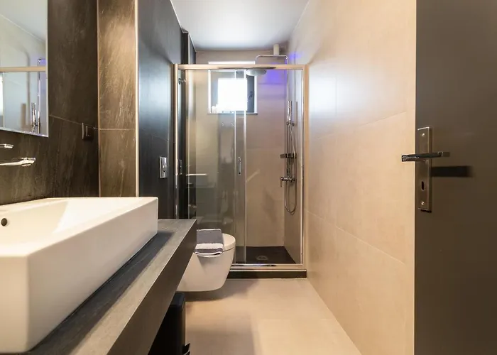 Mos Luxury - The R *