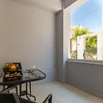 Mos Luxury - The R Apartment